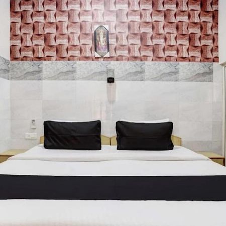 Pyrenees Homestay Agra  Bagian luar foto