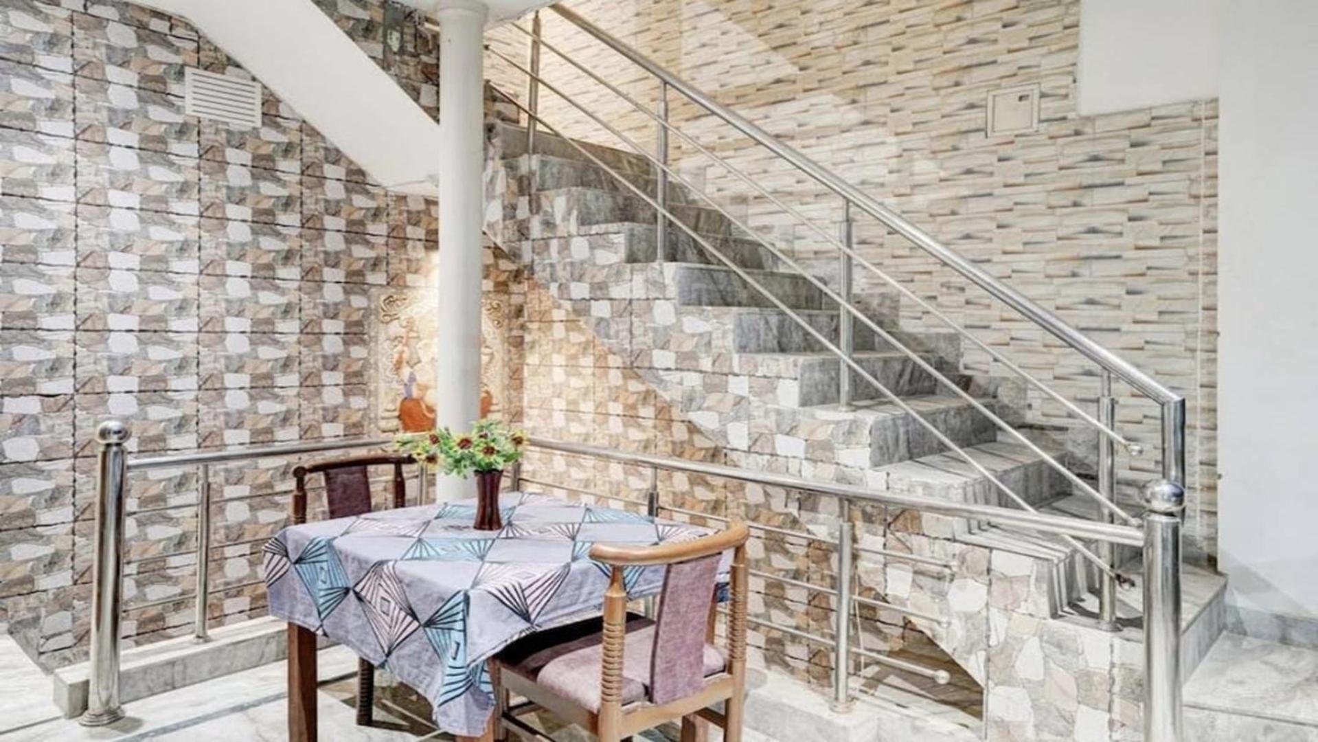 Pyrenees Homestay Agra  Bagian luar foto