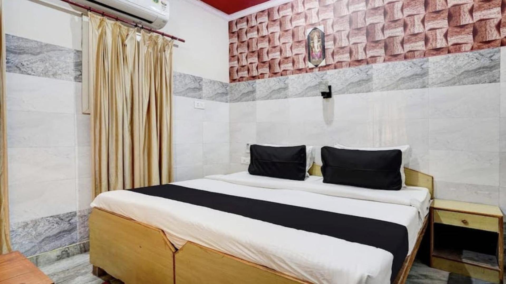 Pyrenees Homestay Agra  Bagian luar foto