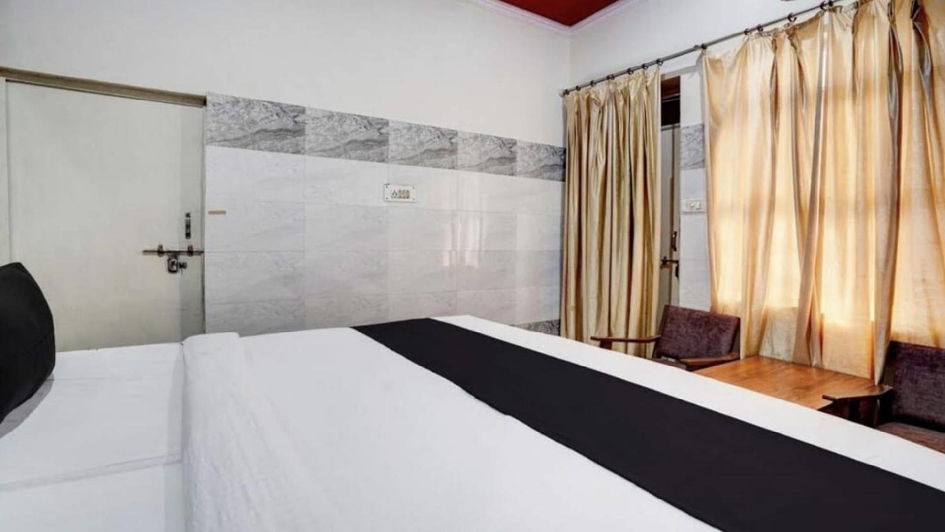Pyrenees Homestay Agra  Bagian luar foto