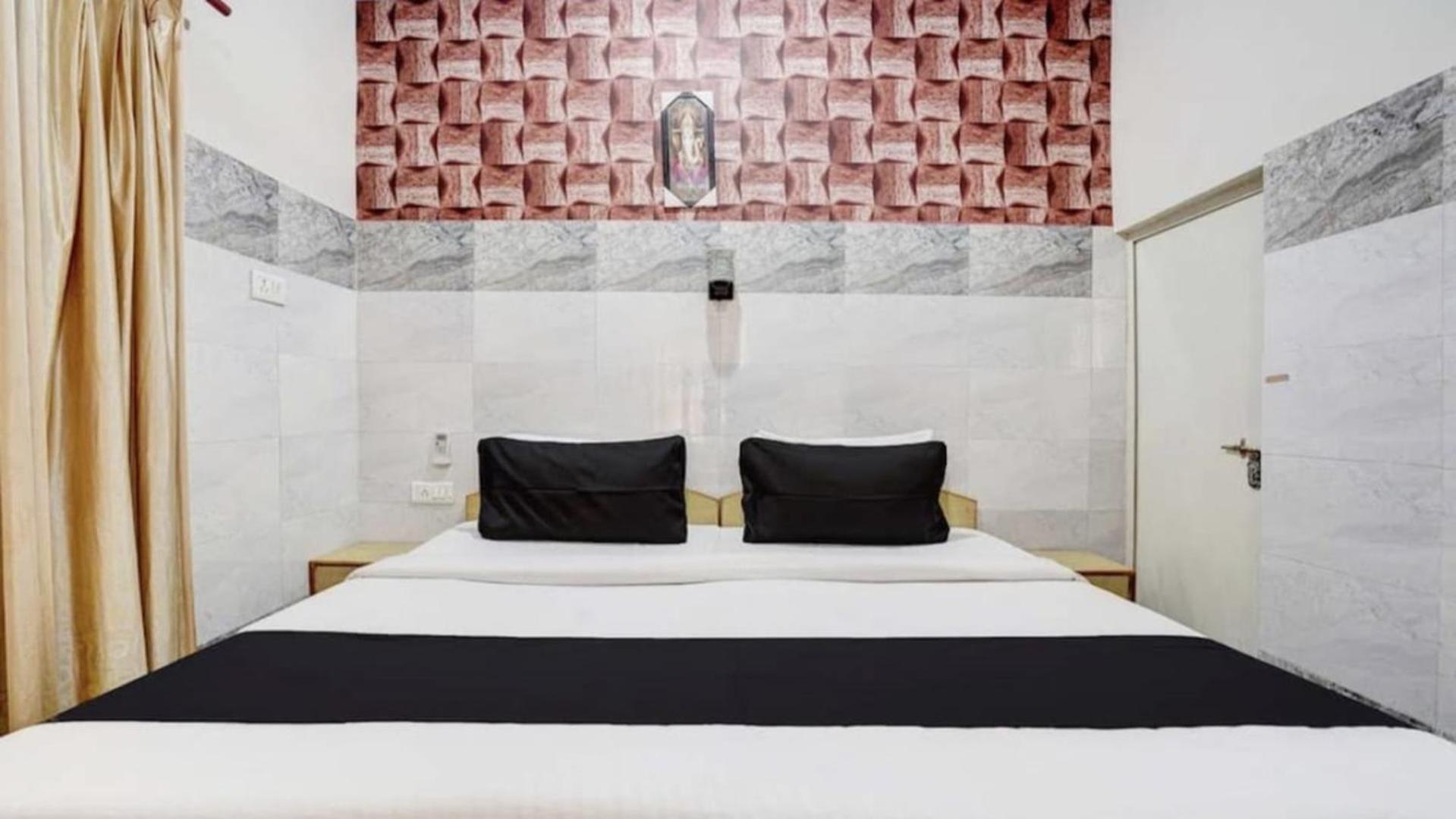 Pyrenees Homestay Agra  Bagian luar foto