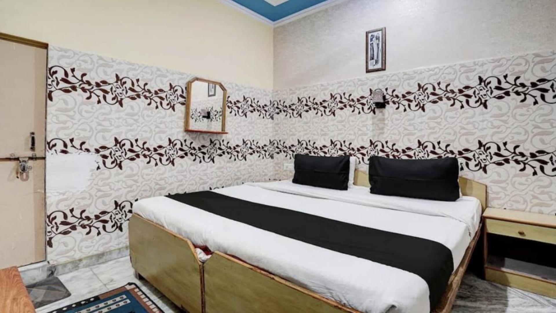 Pyrenees Homestay Agra  Bagian luar foto