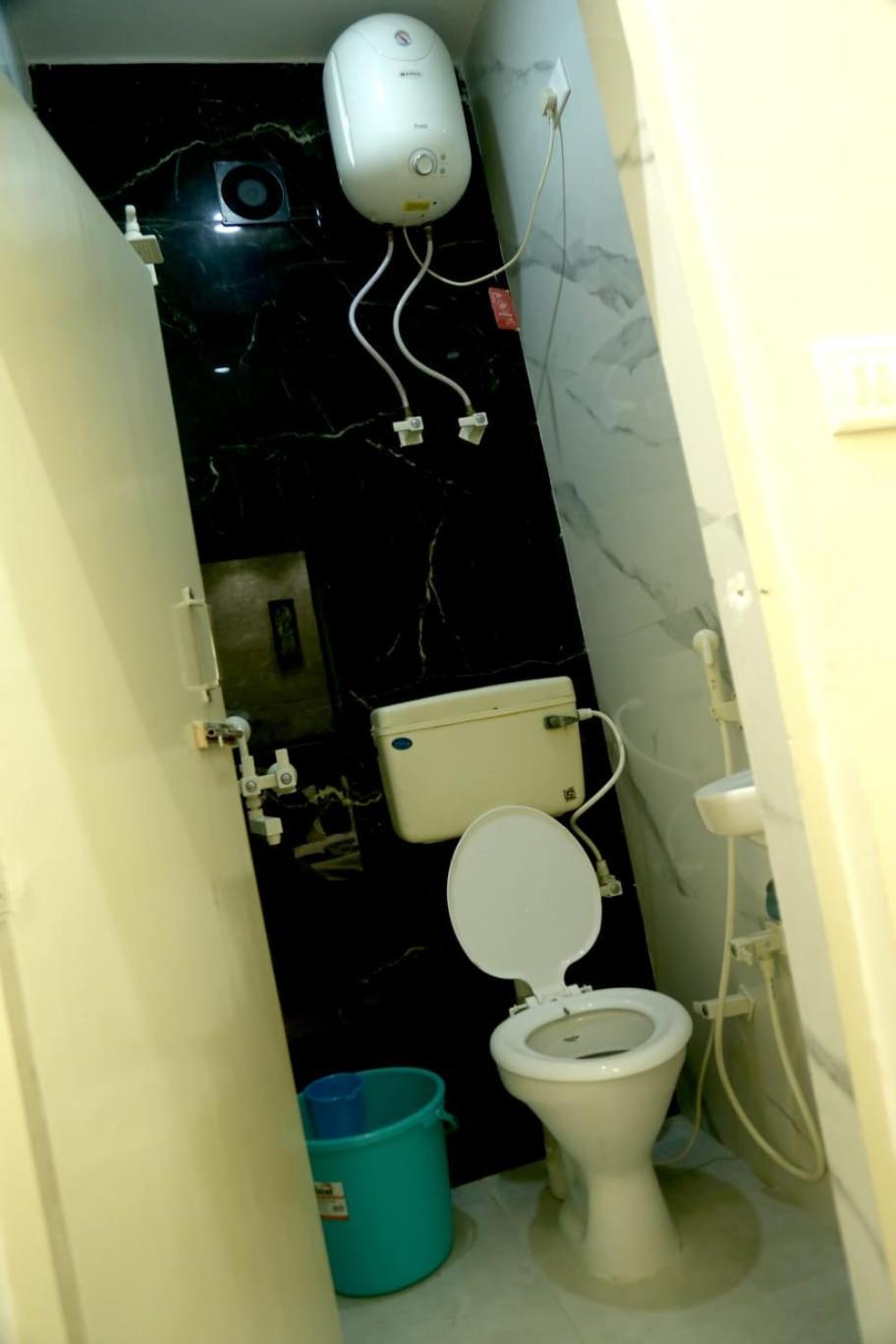 Pyrenees Homestay Agra  Bagian luar foto