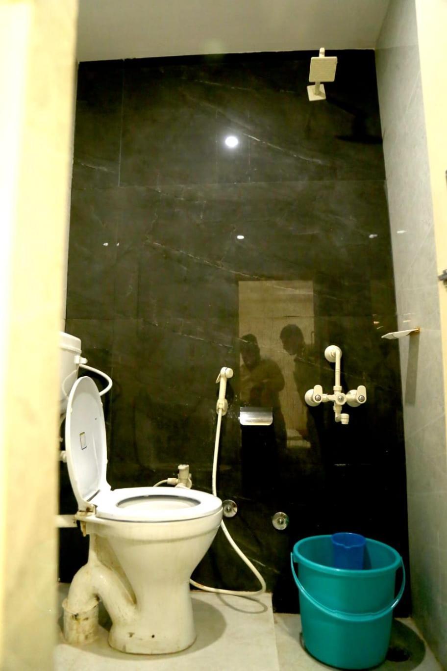 Pyrenees Homestay Agra  Bagian luar foto