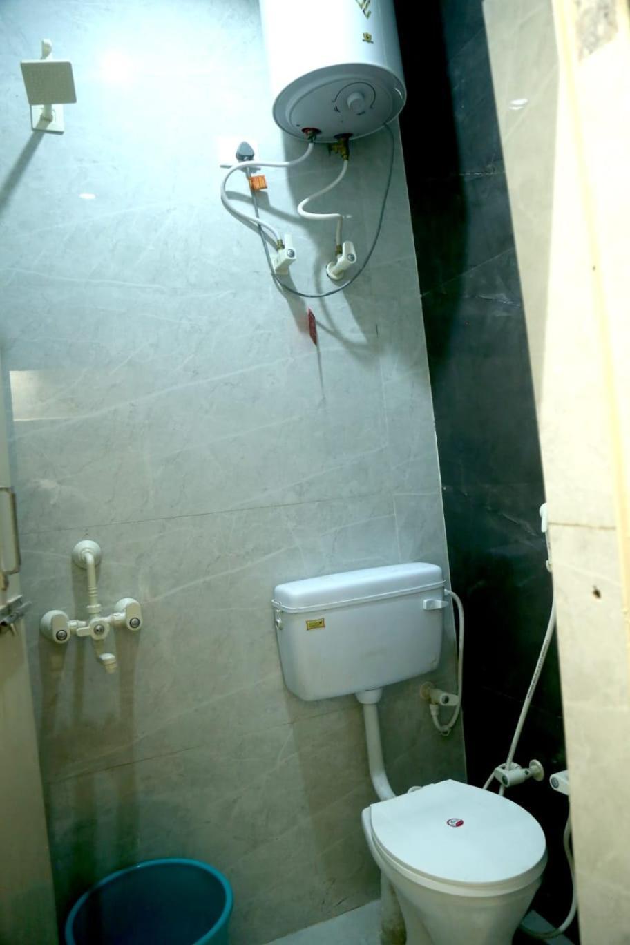 Pyrenees Homestay Agra  Bagian luar foto