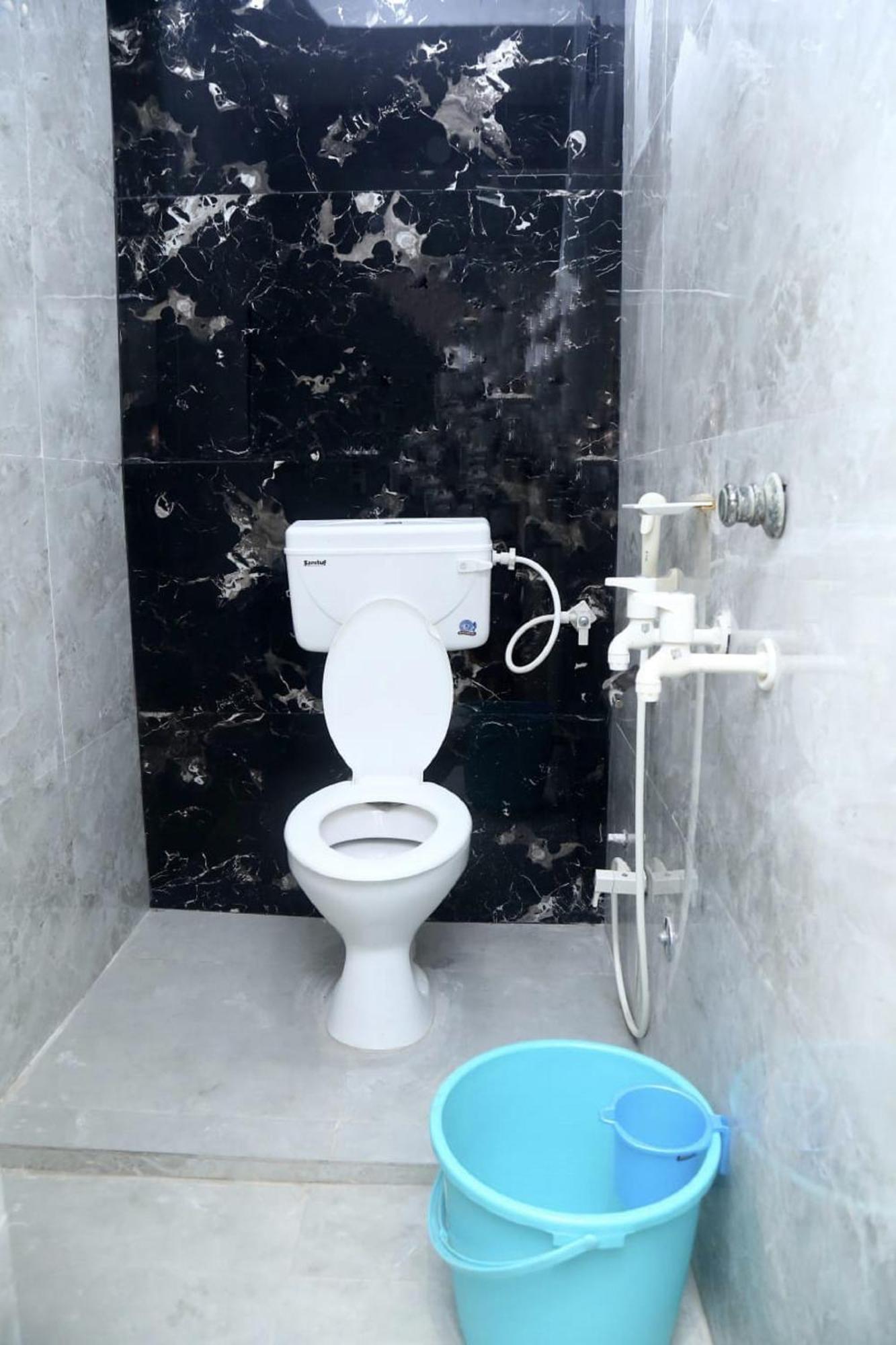 Pyrenees Homestay Agra  Bagian luar foto