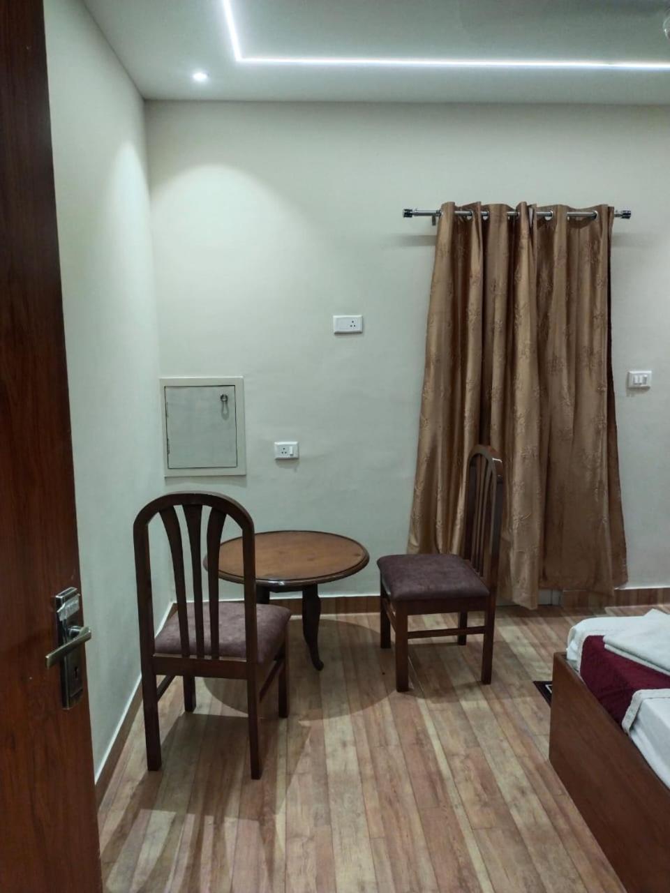 Pyrenees Homestay Agra  Bagian luar foto