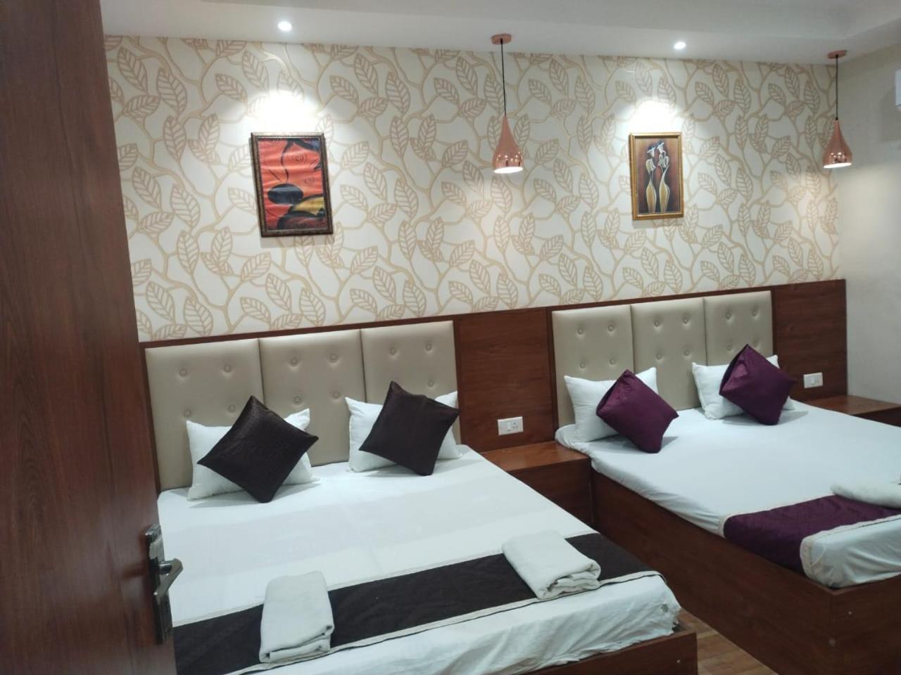 Pyrenees Homestay Agra  Bagian luar foto