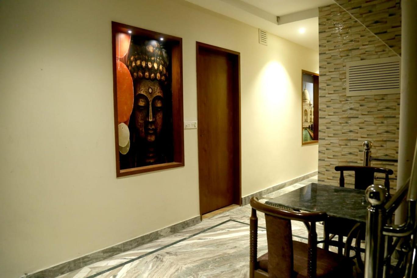 Pyrenees Homestay Agra  Bagian luar foto