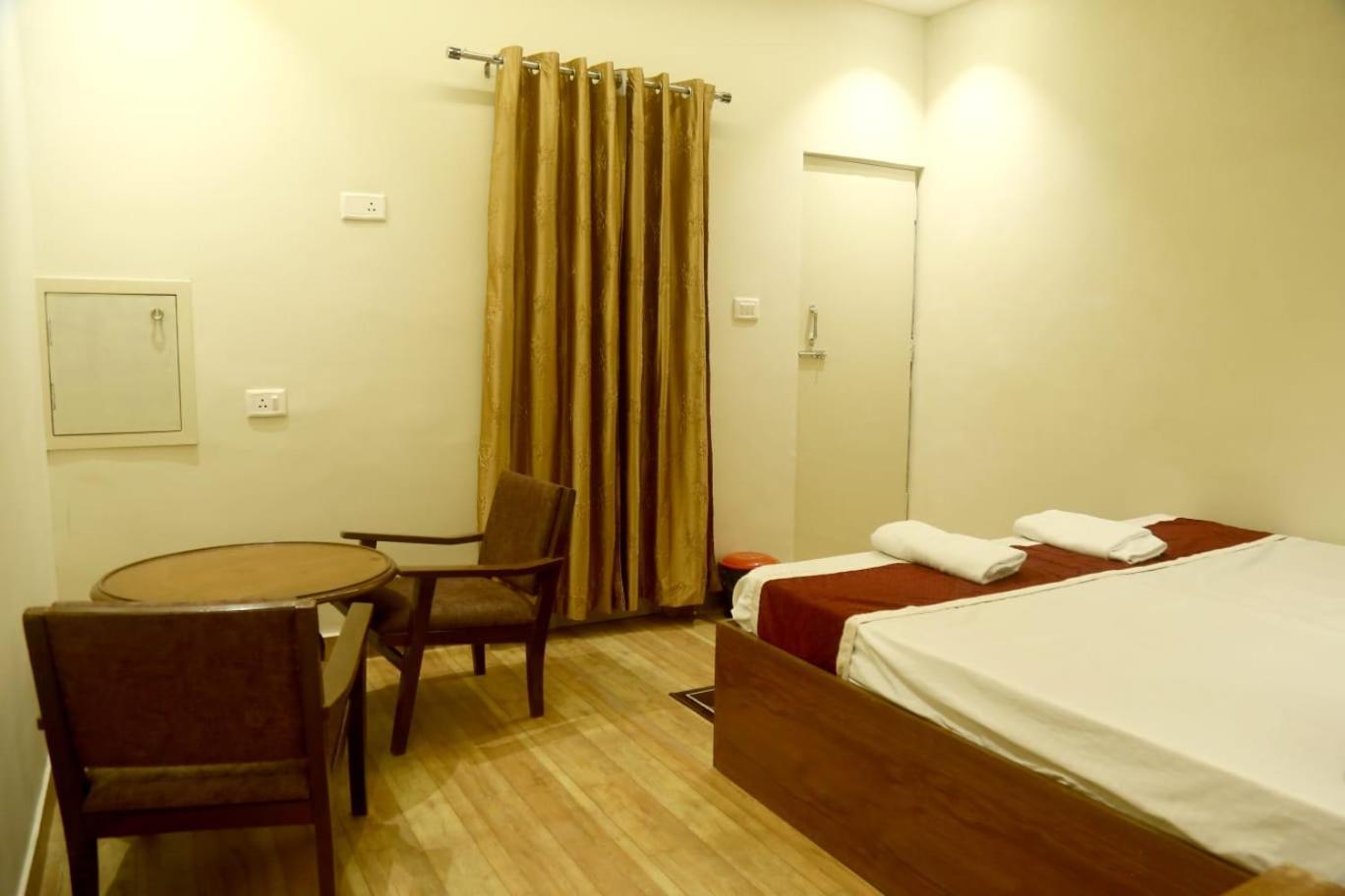 Pyrenees Homestay Agra  Bagian luar foto