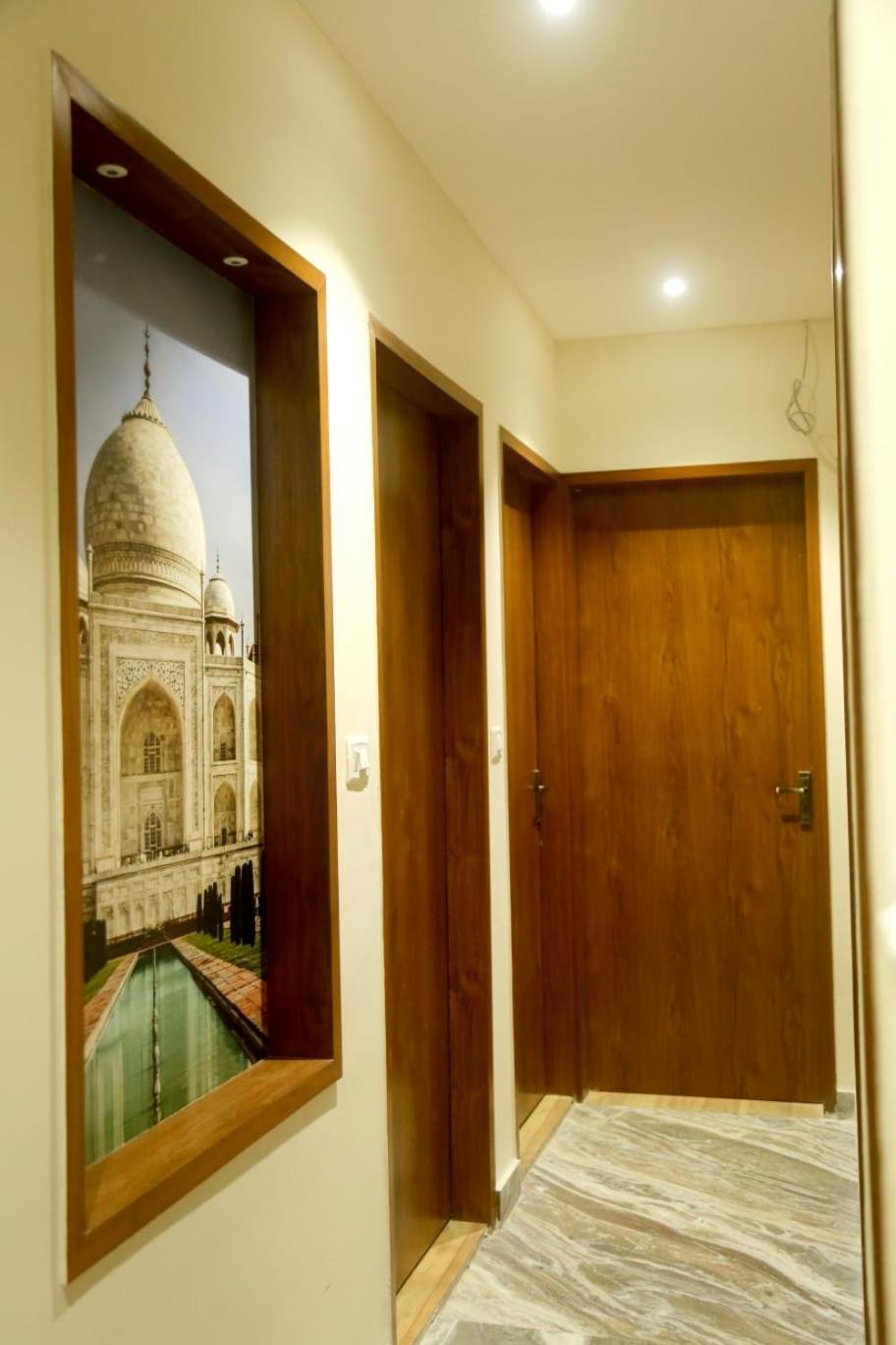Pyrenees Homestay Agra  Bagian luar foto