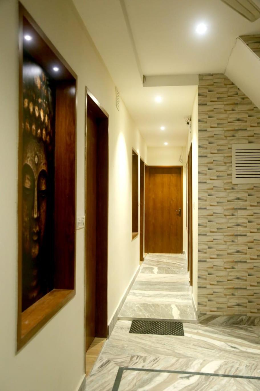 Pyrenees Homestay Agra  Bagian luar foto