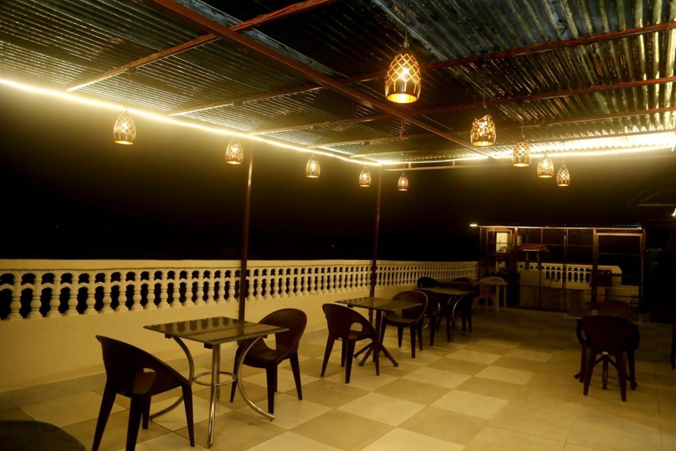 Pyrenees Homestay Agra  Bagian luar foto