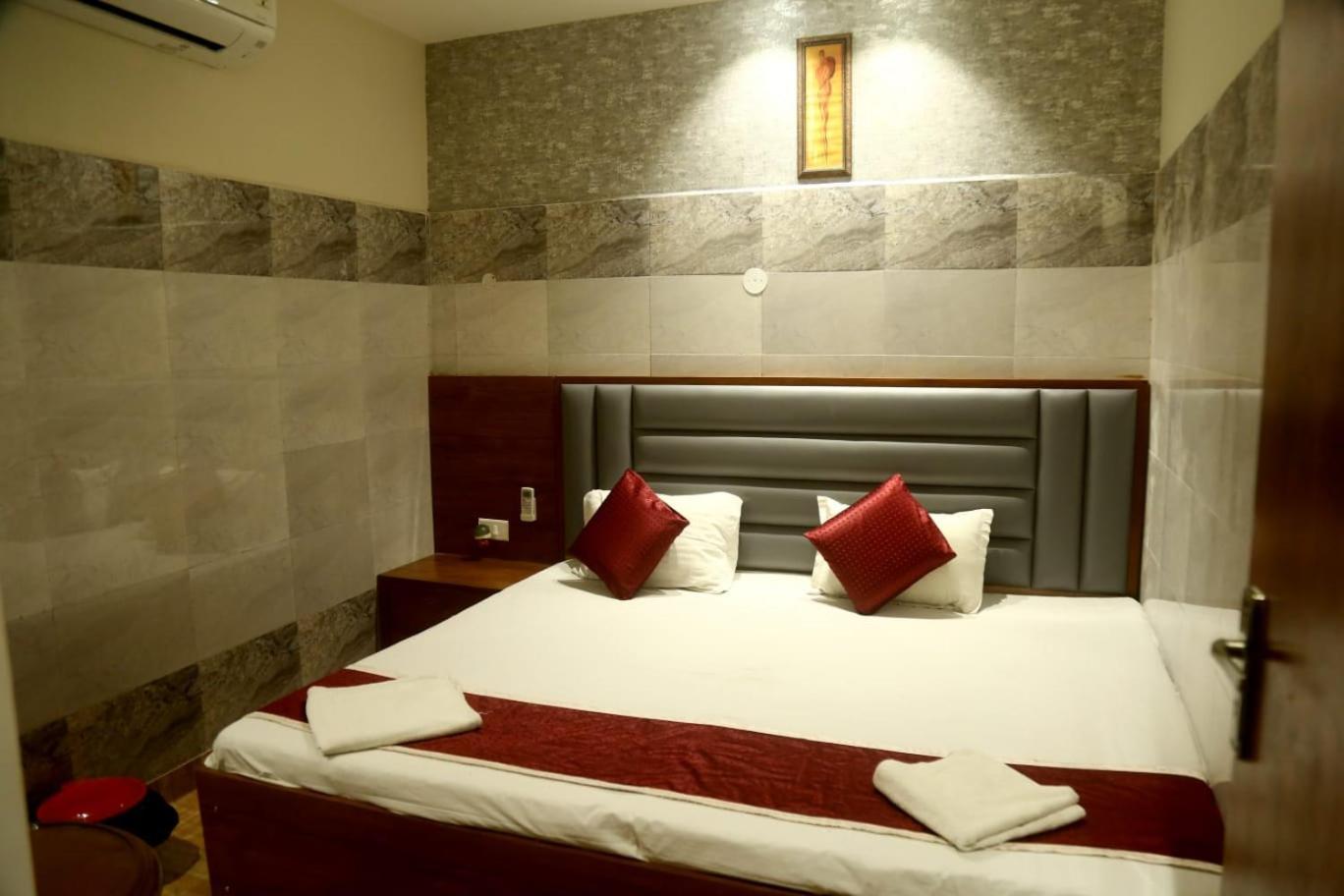 Pyrenees Homestay Agra  Bagian luar foto