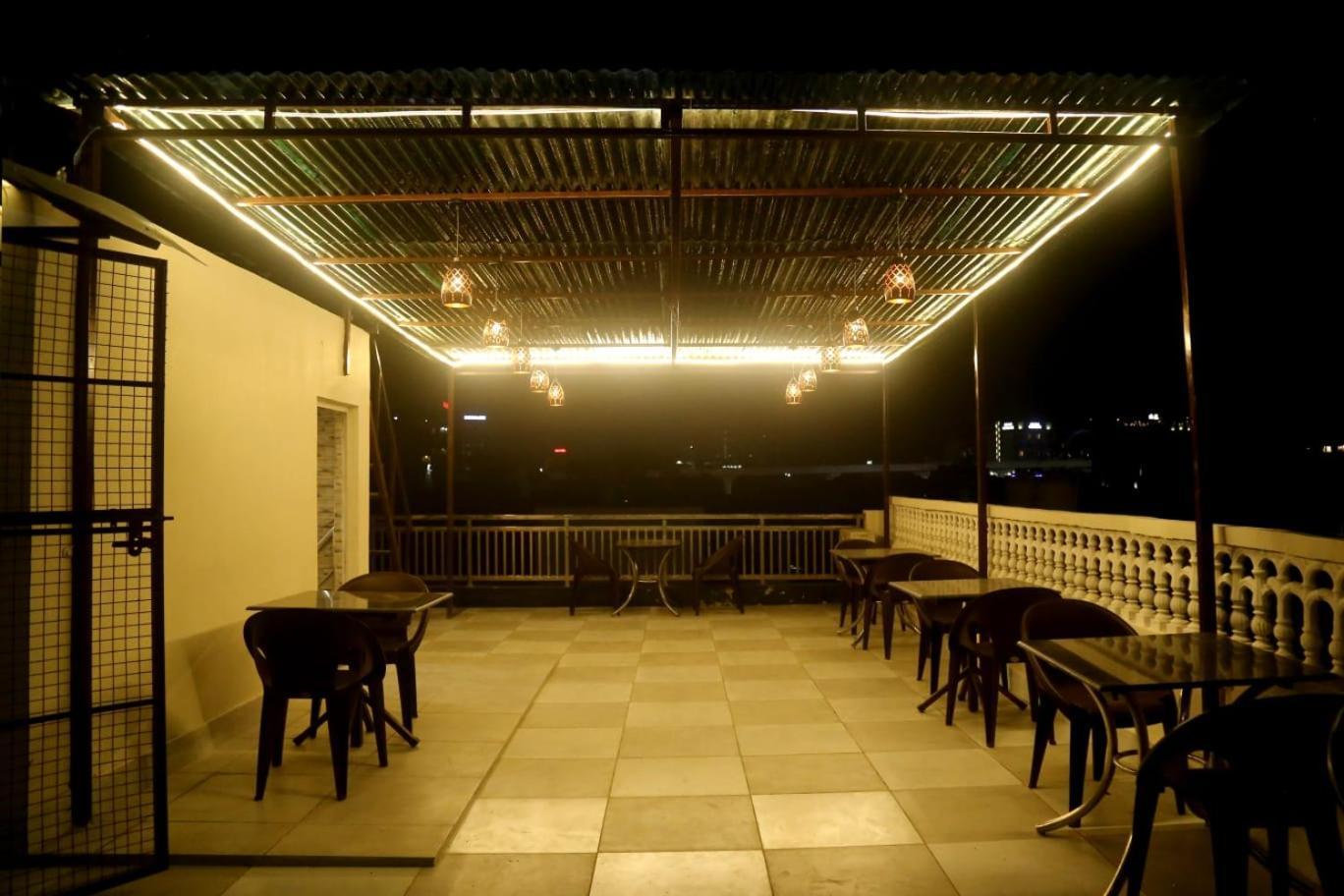 Pyrenees Homestay Agra  Bagian luar foto