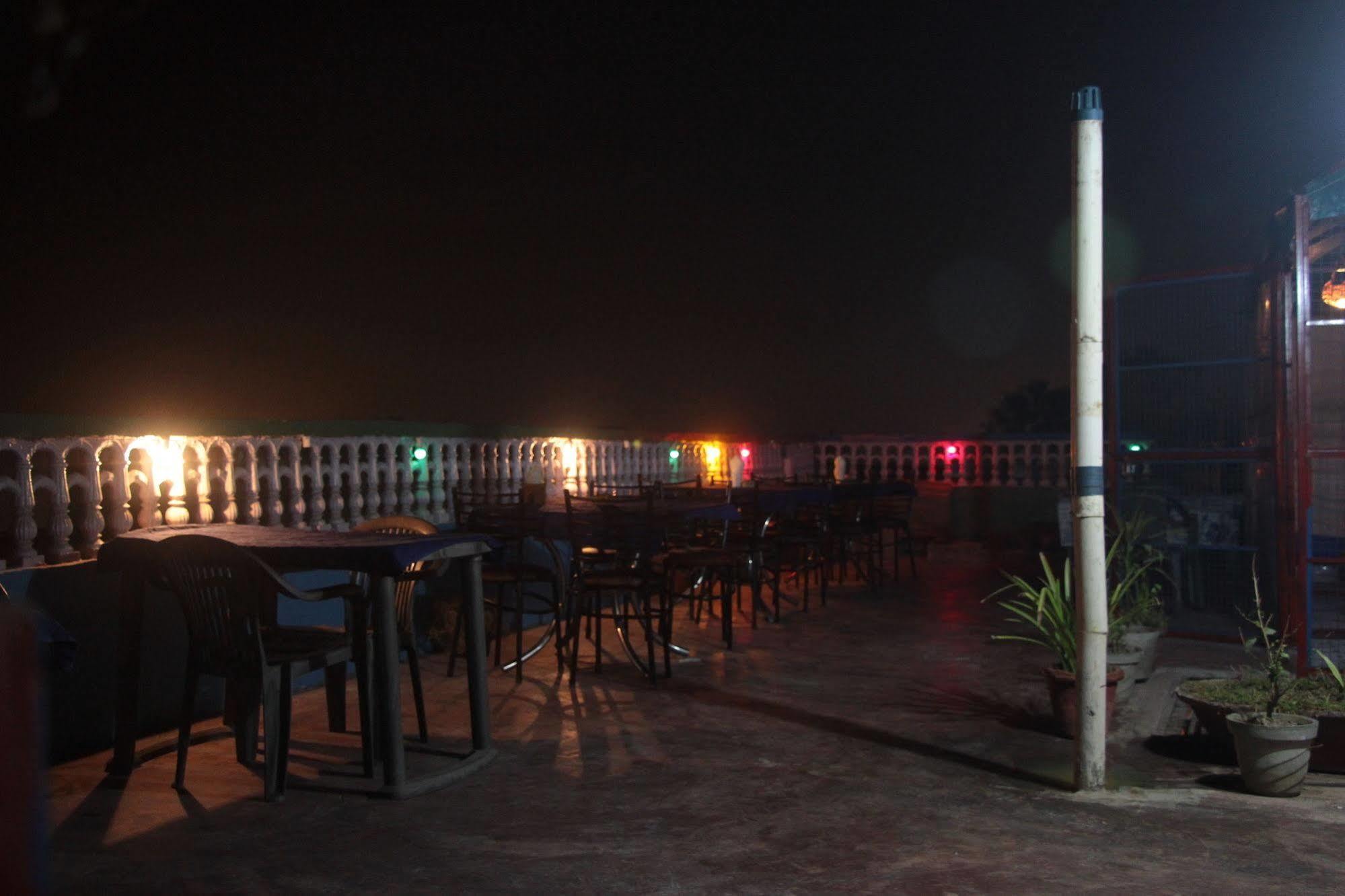 Pyrenees Homestay Agra  Bagian luar foto