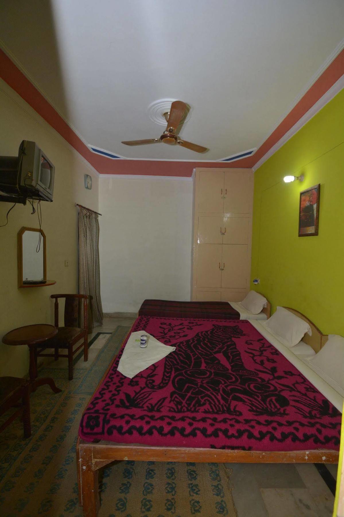 Pyrenees Homestay Agra  Bagian luar foto