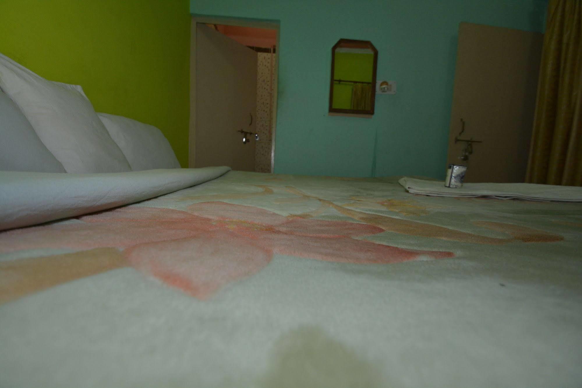 Pyrenees Homestay Agra  Bagian luar foto