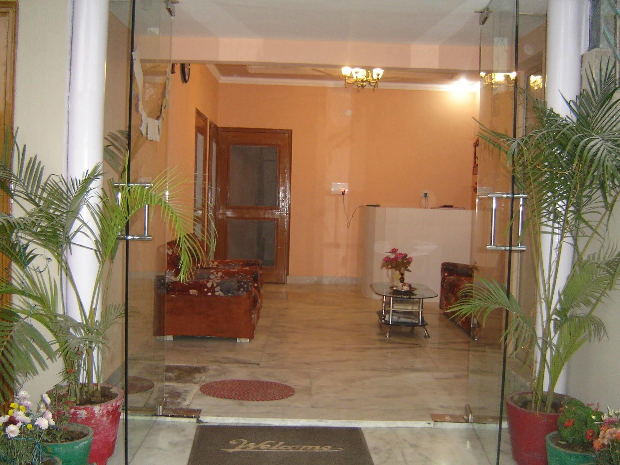 Pyrenees Homestay Agra  Bagian luar foto
