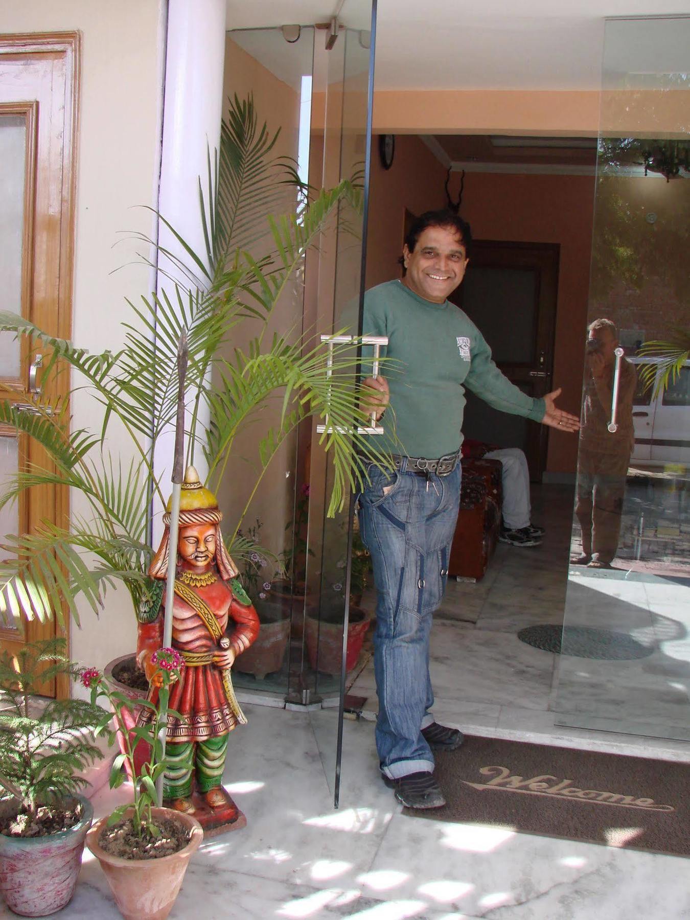 Pyrenees Homestay Agra  Bagian luar foto
