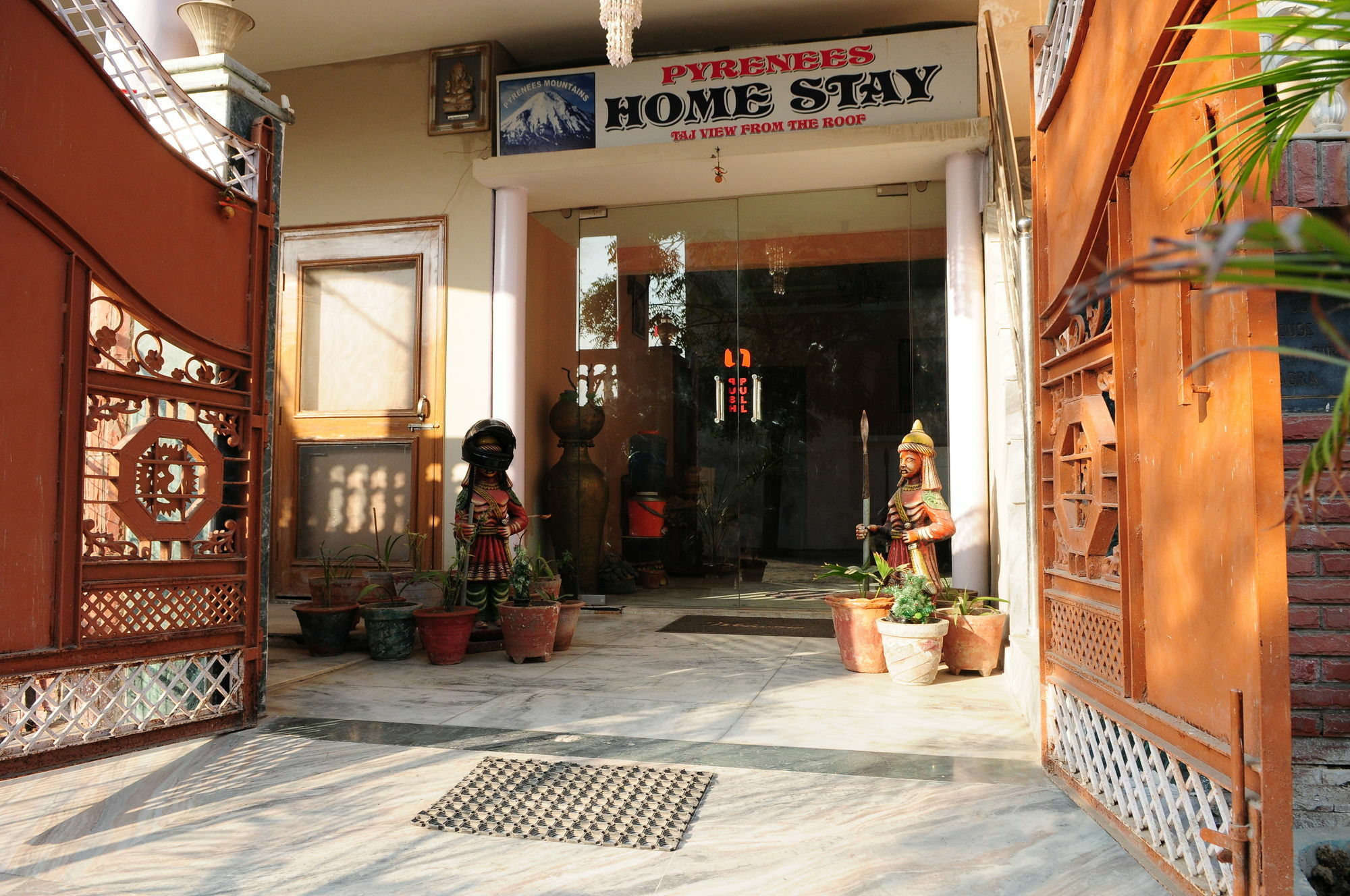 Pyrenees Homestay Agra  Bagian luar foto